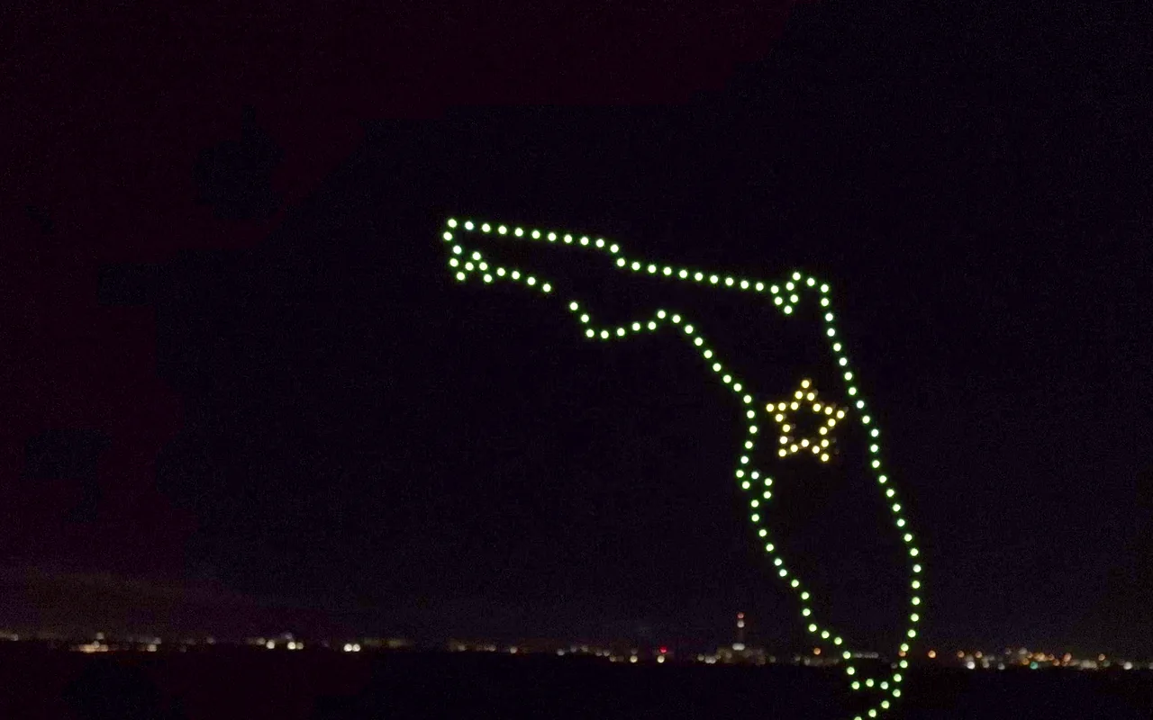 A drone light show outlines Florida in green with a gold star on Orlando. Immersion produces drone light shows in Orlando, Florida.
